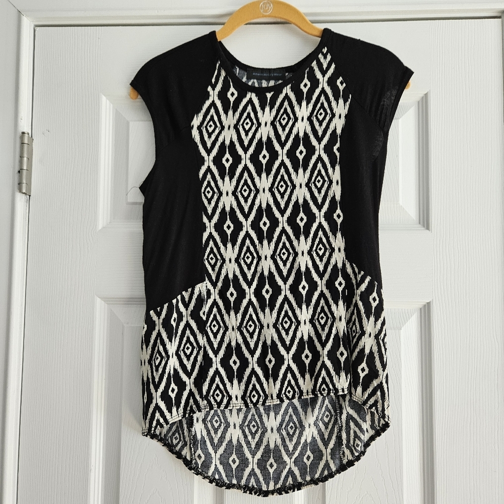 American City Wear Black and White Geometric Women's Top Sz Sm
